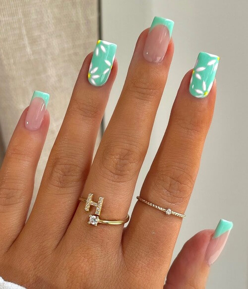 Trendy mint green French tips
