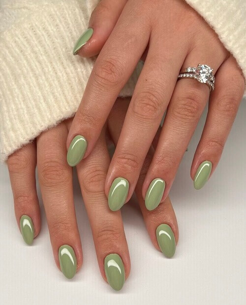 Calm and solid mint nails